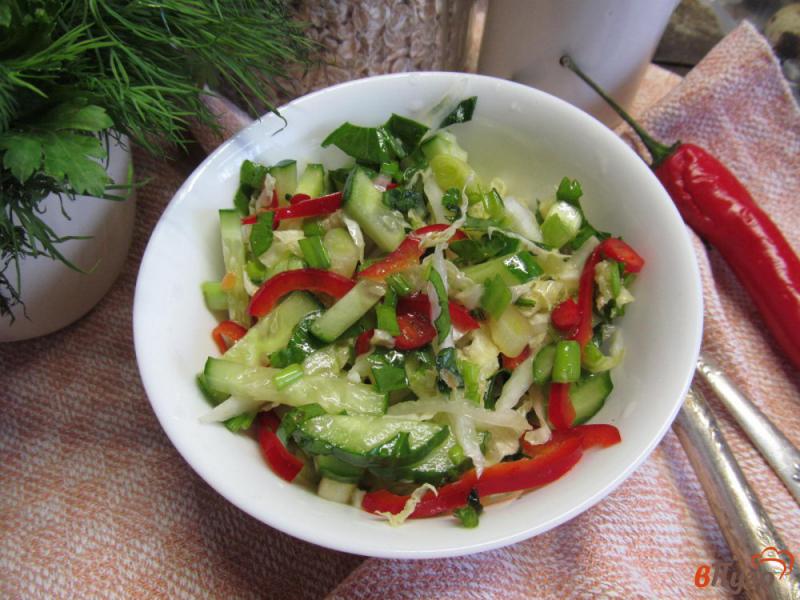 Фото приготовление рецепта: Салат из болгарского перца с огурцом в апельсиновом соусе шаг №7