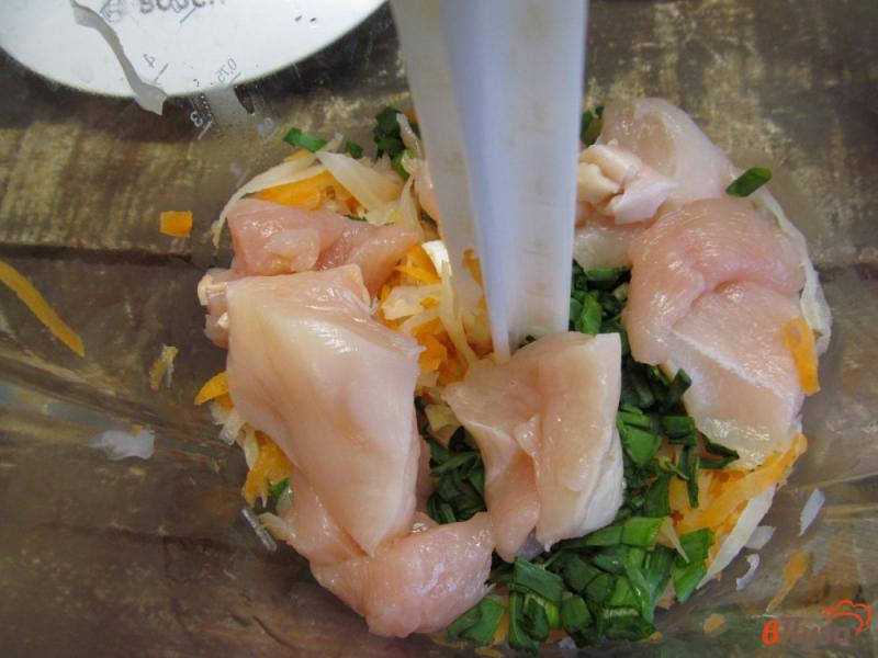 Фото приготовление рецепта: Куриные биточки с овощами в духовке шаг №4