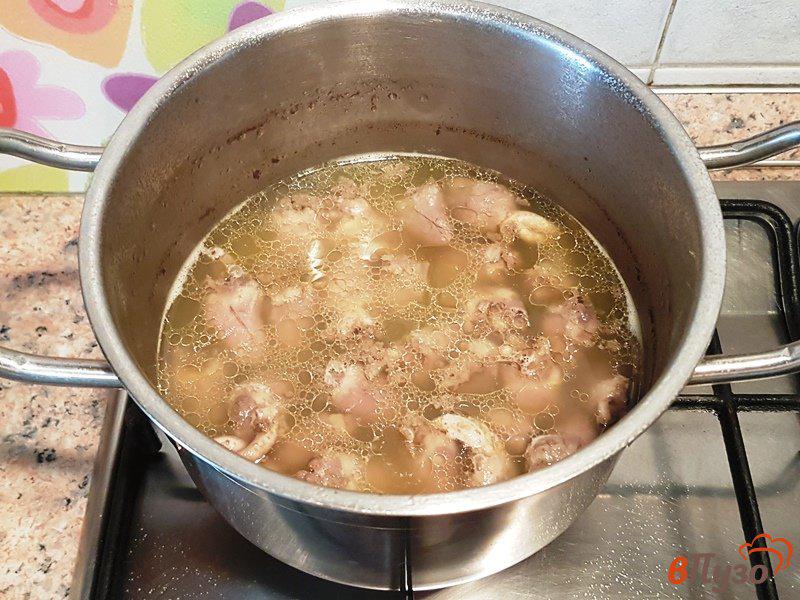 Фото приготовление рецепта: Салат с куриными сердечками шаг №2