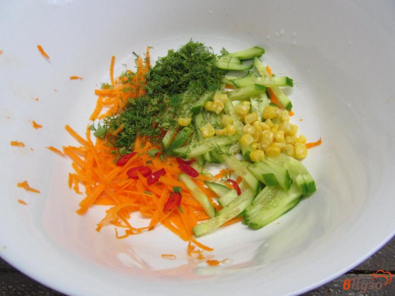 Фото приготовление рецепта: Овощной салат с бобовыми шаг №2
