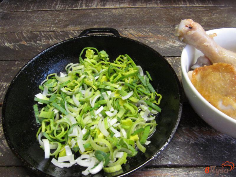 Фото приготовление рецепта: Курица в луково-сливочном соусе шаг №3
