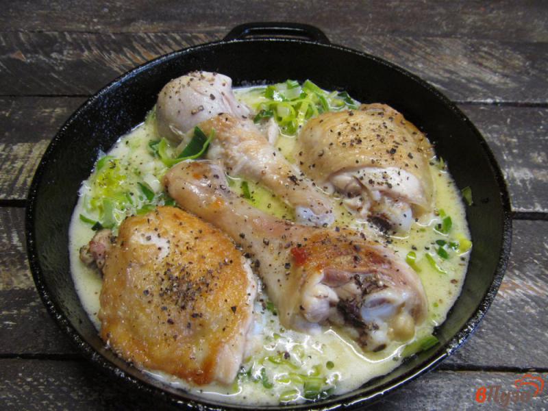 Фото приготовление рецепта: Курица в луково-сливочном соусе шаг №5