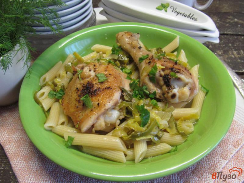 Фото приготовление рецепта: Курица в луково-сливочном соусе шаг №7