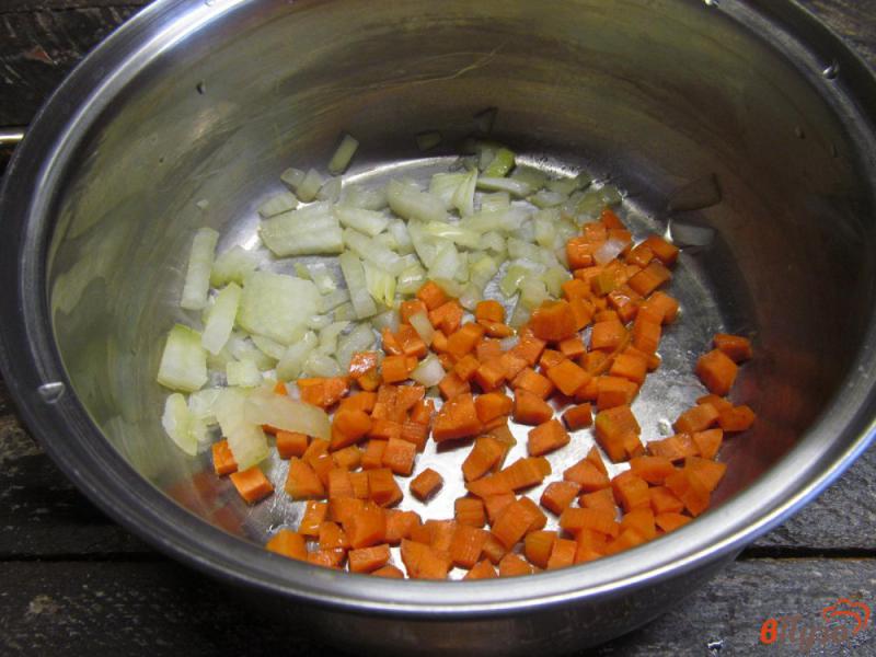 Фото приготовление рецепта: Сырный суп с брюссельской капустой и фрикадельками шаг №1