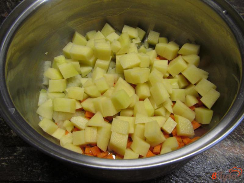 Фото приготовление рецепта: Сырный суп с брюссельской капустой и фрикадельками шаг №2