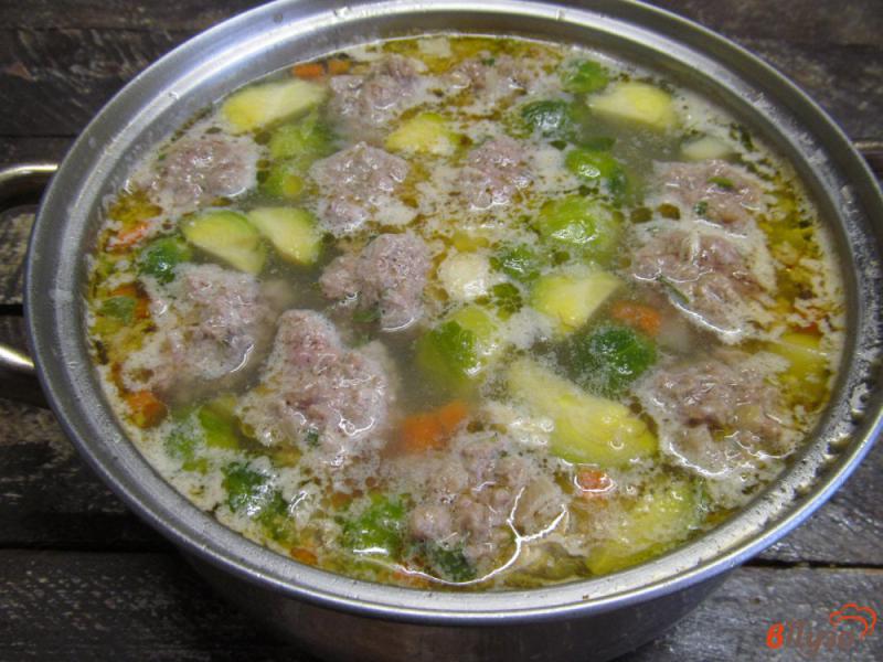 Фото приготовление рецепта: Сырный суп с брюссельской капустой и фрикадельками шаг №7