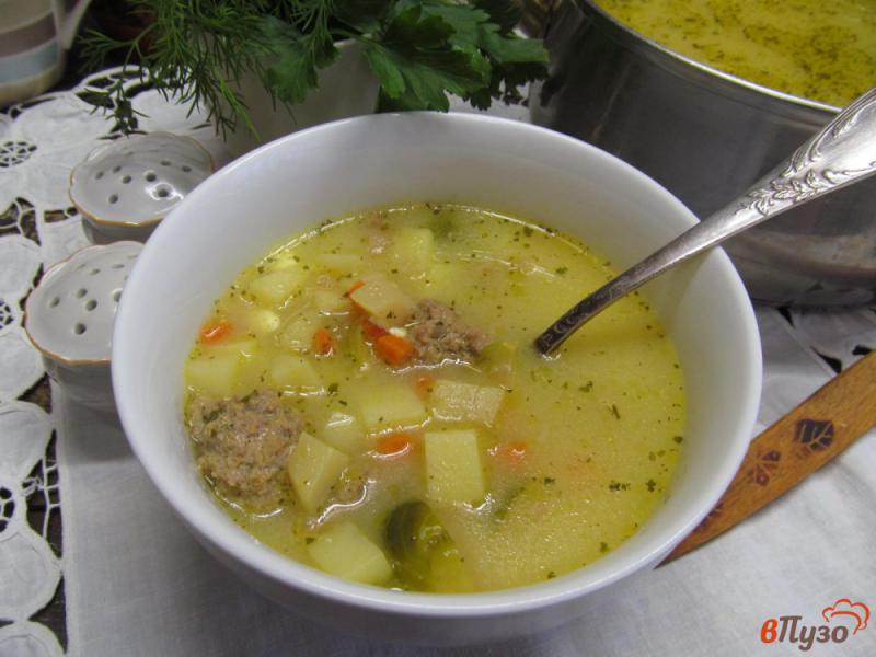 Фото приготовление рецепта: Сырный суп с брюссельской капустой и фрикадельками шаг №8