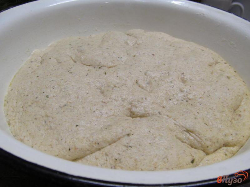 Фото приготовление рецепта: Домашний хлеб с розмарином шаг №4