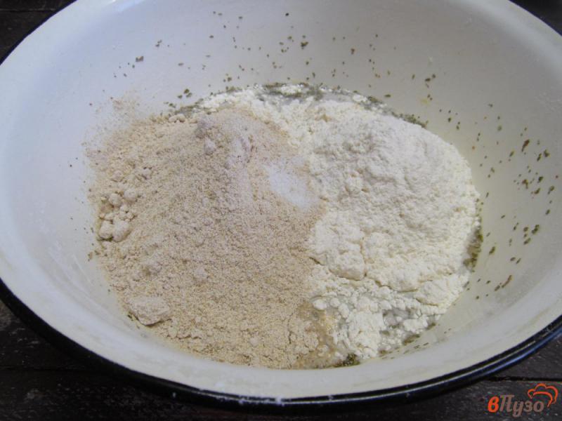 Фото приготовление рецепта: Домашний хлеб с розмарином шаг №2