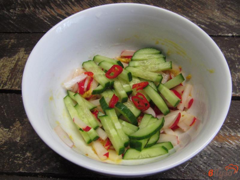 Фото приготовление рецепта: Салат из редиски с овощами под горчичным соусом шаг №3