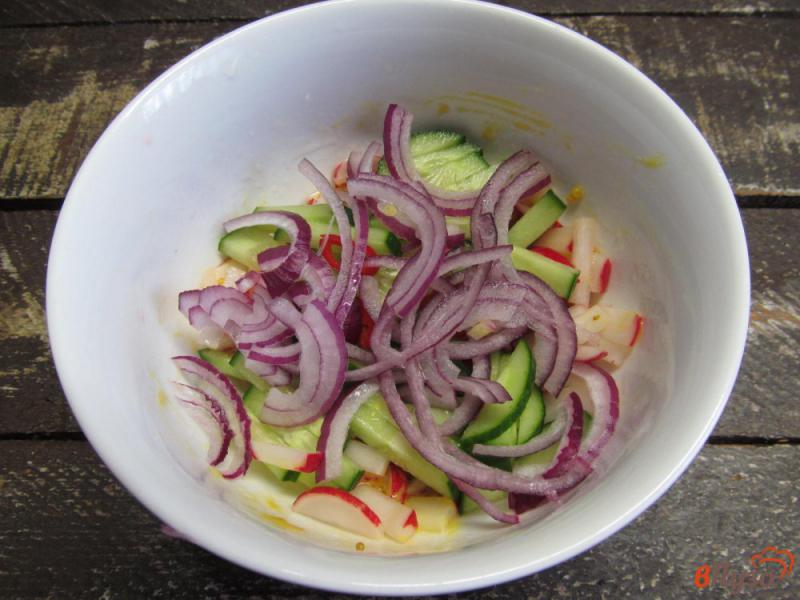 Фото приготовление рецепта: Салат из редиски с овощами под горчичным соусом шаг №4