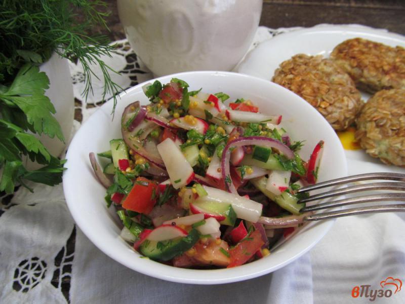 Фото приготовление рецепта: Салат из редиски с овощами под горчичным соусом шаг №7