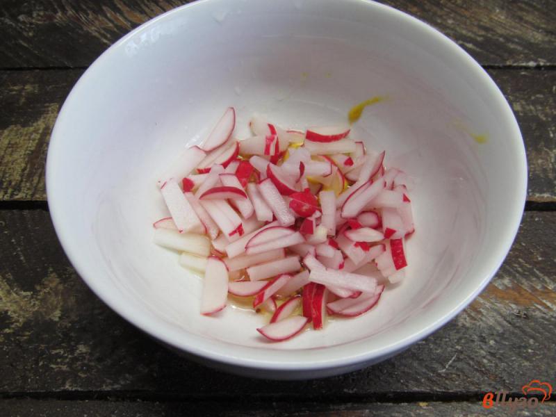 Фото приготовление рецепта: Салат из редиски с овощами под горчичным соусом шаг №2