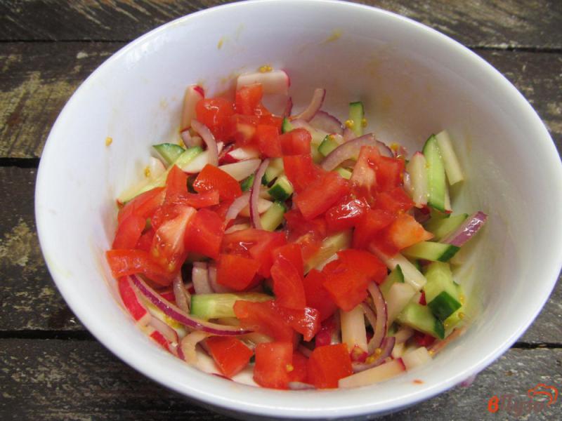 Фото приготовление рецепта: Салат из редиски с овощами под горчичным соусом шаг №5