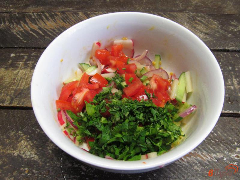 Фото приготовление рецепта: Салат из редиски с овощами под горчичным соусом шаг №6