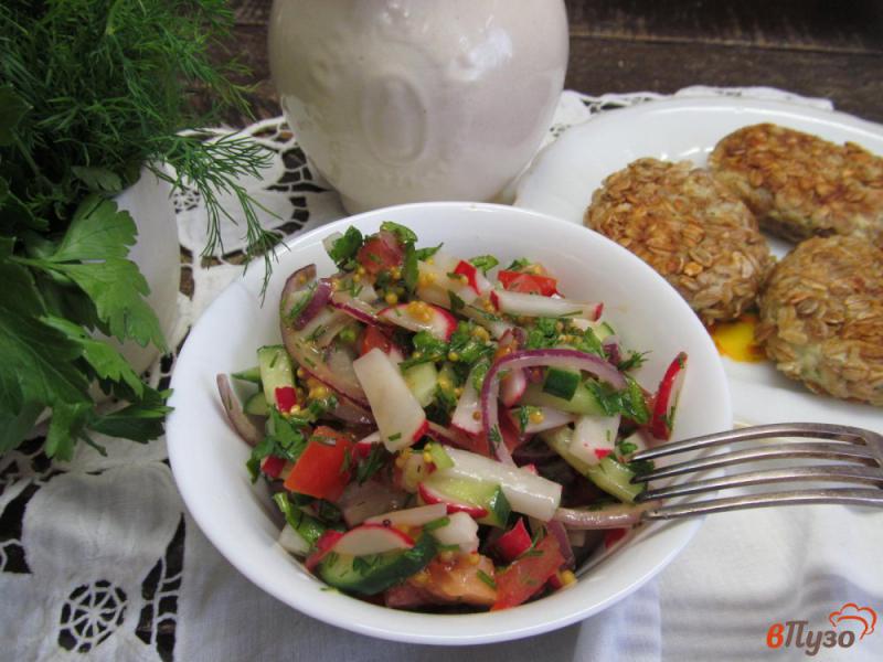 Фото приготовление рецепта: Салат из редиски с овощами под горчичным соусом шаг №8