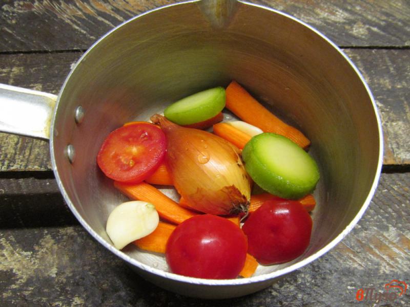 Фото приготовление рецепта: Овсяная каша на овощном бульоне с перепелиными яйцами шаг №2