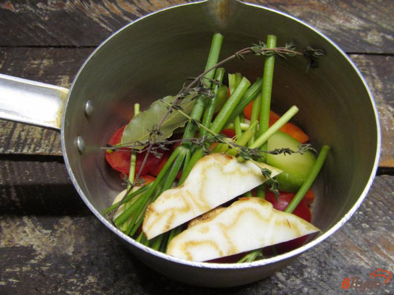 Фото приготовление рецепта: Овсяная каша на овощном бульоне с перепелиными яйцами шаг №3
