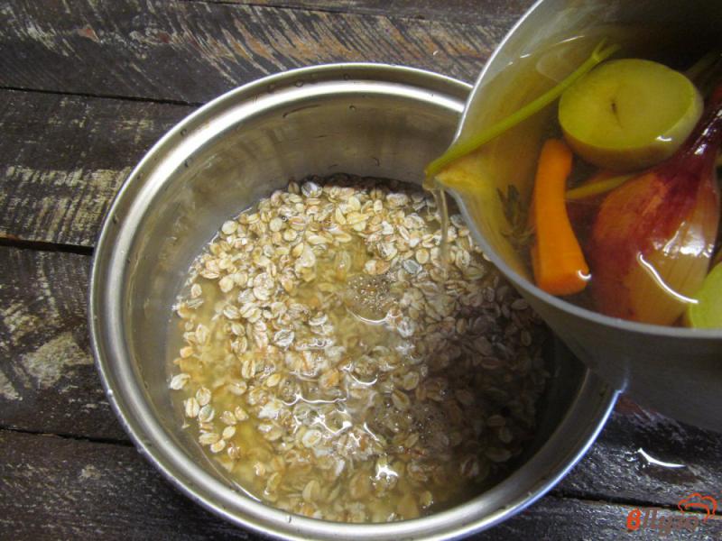 Фото приготовление рецепта: Овсяная каша на овощном бульоне с перепелиными яйцами шаг №6