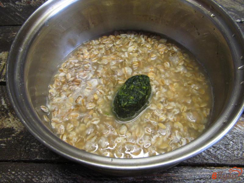 Фото приготовление рецепта: Овсяная каша на овощном бульоне с перепелиными яйцами шаг №7