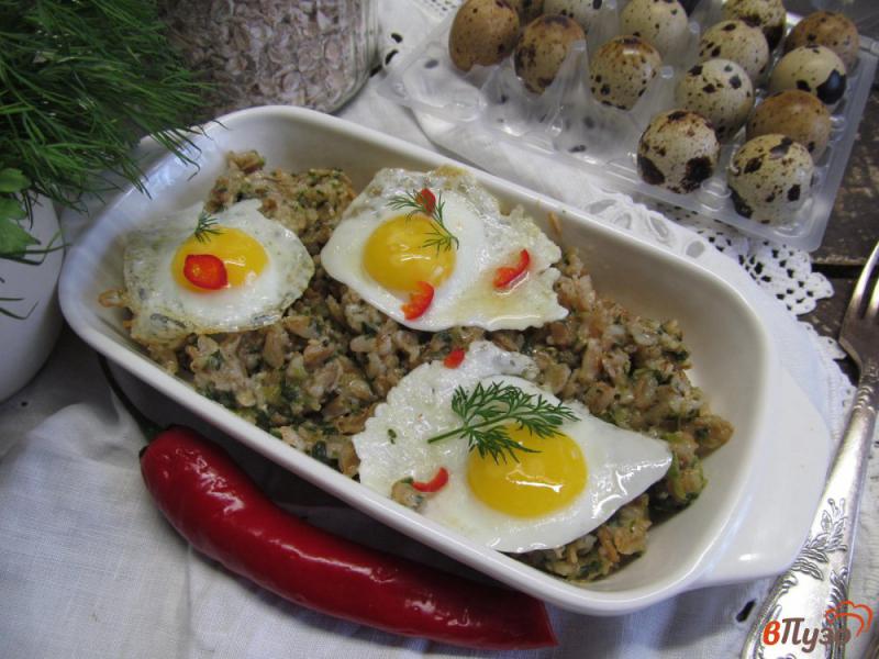 Фото приготовление рецепта: Овсяная каша на овощном бульоне с перепелиными яйцами шаг №10
