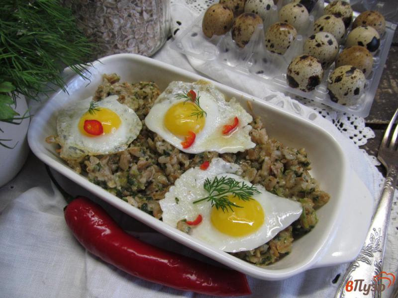 Фото приготовление рецепта: Овсяная каша на овощном бульоне с перепелиными яйцами шаг №9