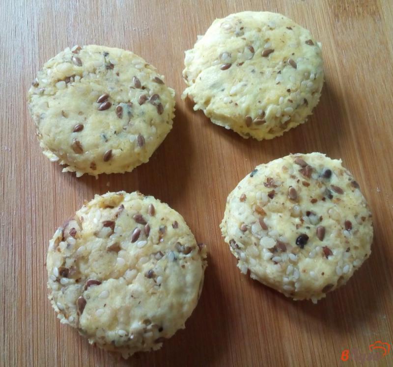 Фото приготовление рецепта: Соленое печенье с семечками шаг №4