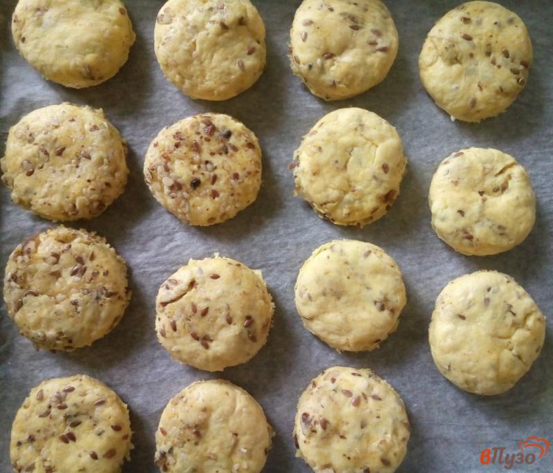 Фото приготовление рецепта: Соленое печенье с семечками шаг №5
