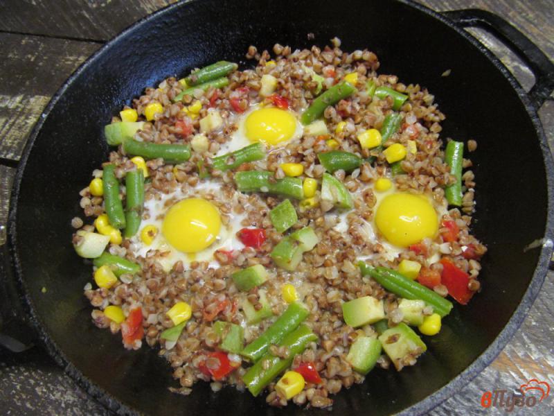 Фото приготовление рецепта: Гречка с овощами и яйцами шаг №5
