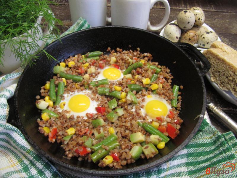 Фото приготовление рецепта: Гречка с овощами и яйцами шаг №6