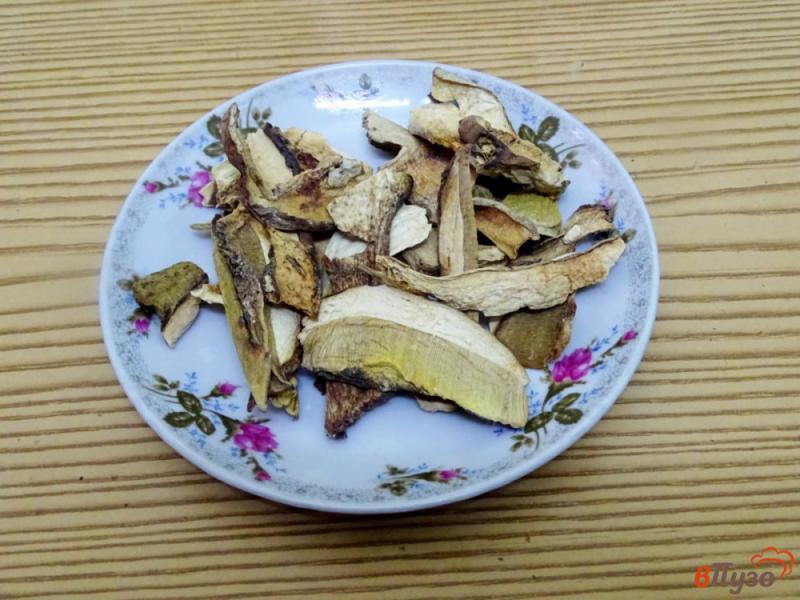 Фото приготовление рецепта: Куриный бульон с белыми грибами шаг №1