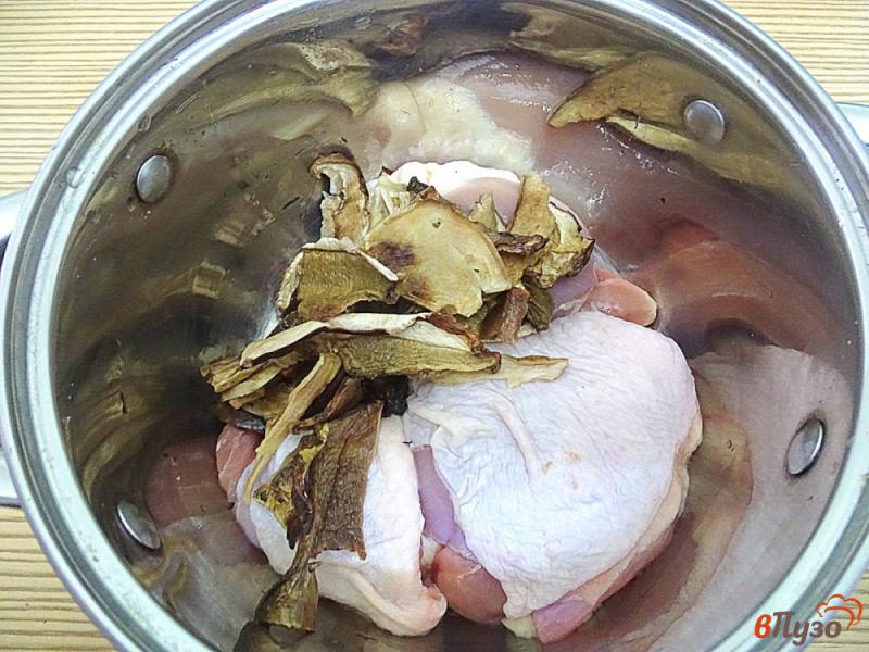 Фото приготовление рецепта: Куриный бульон с белыми грибами шаг №4