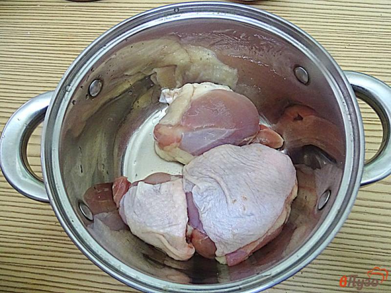Фото приготовление рецепта: Куриный бульон с белыми грибами шаг №3