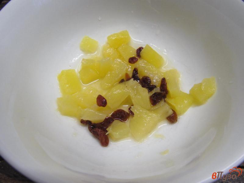 Фото приготовление рецепта: Салат из курицы с ананасом и изюмом шаг №1