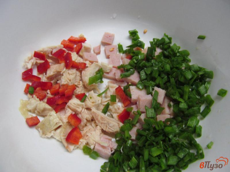 Фото приготовление рецепта: Салат из курицы с ананасом и изюмом шаг №3
