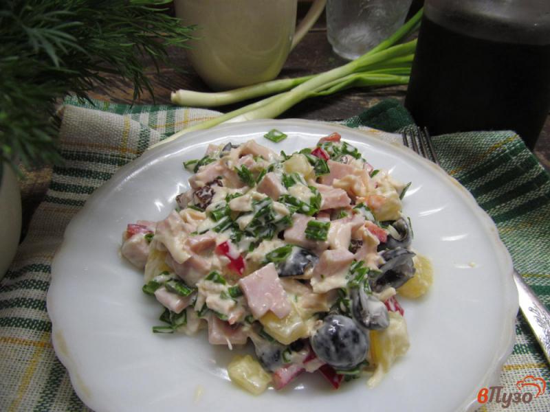 Фото приготовление рецепта: Салат из курицы с ананасом и изюмом шаг №6