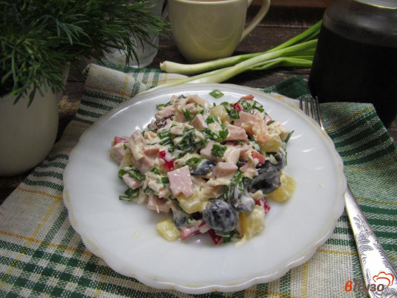 Фото приготовление рецепта: Салат из курицы с ананасом и изюмом шаг №7