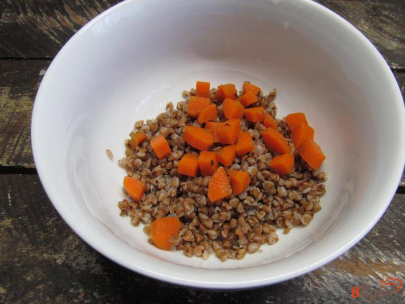 Фото приготовление рецепта: Гречневый омлет с горошком и морковью шаг №1