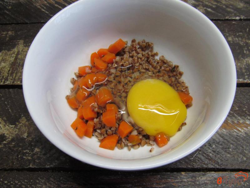 Фото приготовление рецепта: Гречневый омлет с горошком и морковью шаг №2