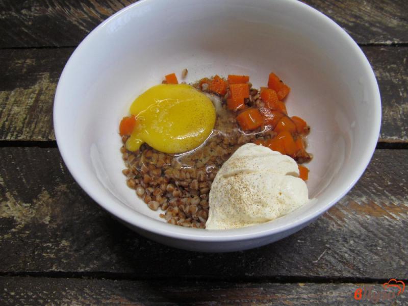 Фото приготовление рецепта: Гречневый омлет с горошком и морковью шаг №3
