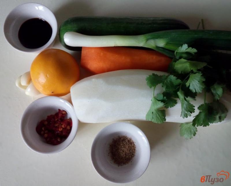Фото приготовление рецепта: Салат с дайконом и овощами под острой заправкой шаг №1