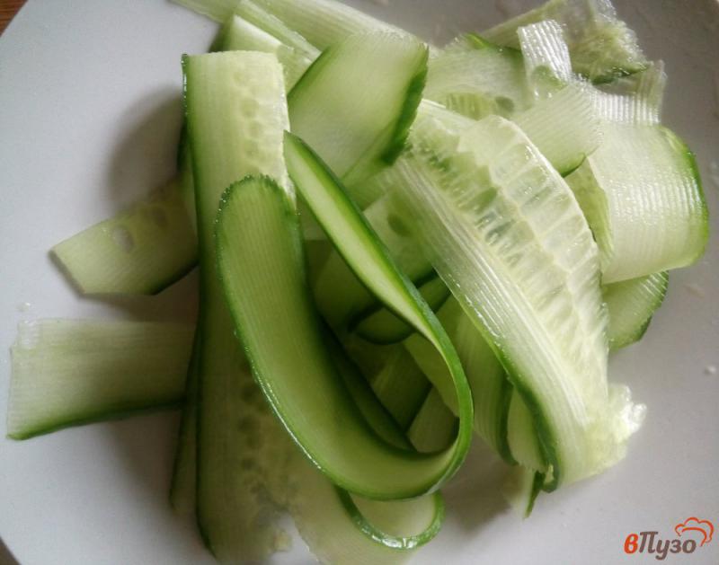 Фото приготовление рецепта: Салат с дайконом и овощами под острой заправкой шаг №3