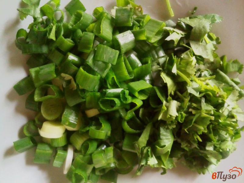 Фото приготовление рецепта: Салат с дайконом и овощами под острой заправкой шаг №5