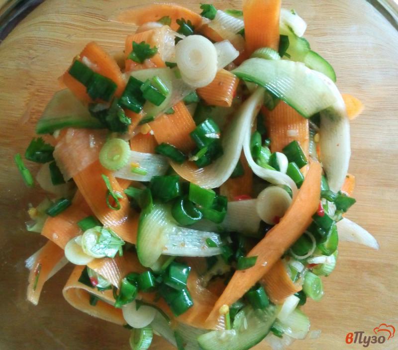 Фото приготовление рецепта: Салат с дайконом и овощами под острой заправкой шаг №7