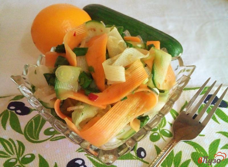 Фото приготовление рецепта: Салат с дайконом и овощами под острой заправкой шаг №8