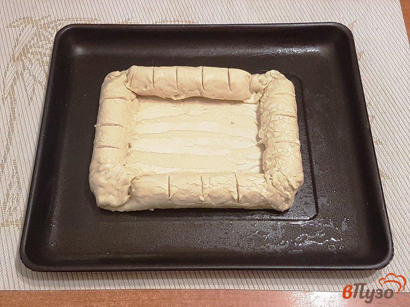 Фото приготовление рецепта: Пирог с сосисками и сыром шаг №7