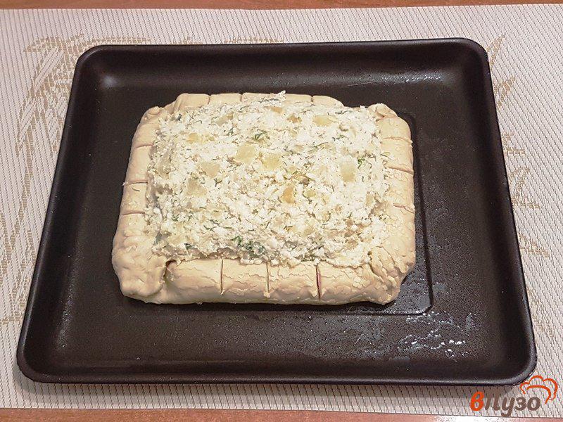 Фото приготовление рецепта: Пирог с сосисками и сыром шаг №8