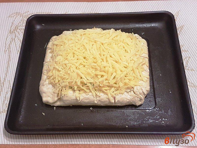 Фото приготовление рецепта: Пирог с сосисками и сыром шаг №9