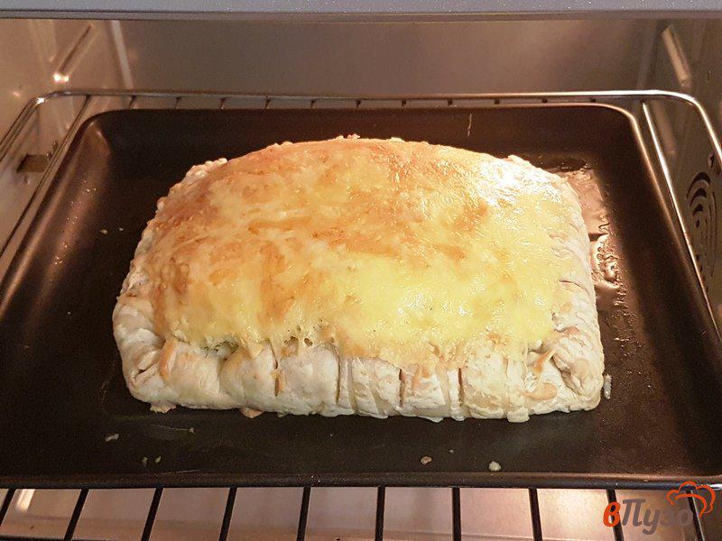 Фото приготовление рецепта: Пирог с сосисками и сыром шаг №10
