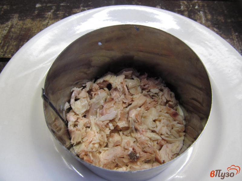 Фото приготовление рецепта: Слоеный салат из курицы с киви шаг №2